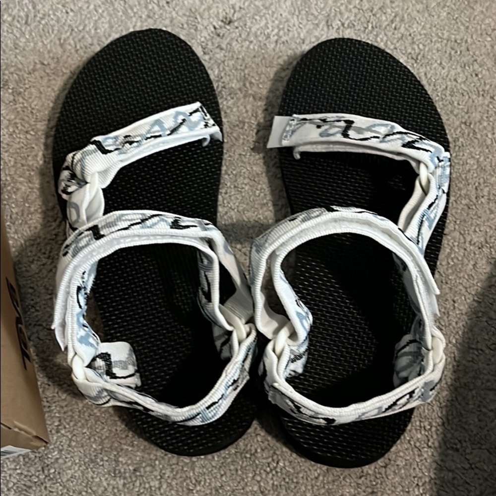 Brand new tevas size 7 women never worn